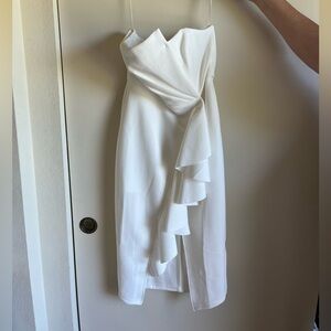 Chic Strapless White Dress with Ruffle Detail